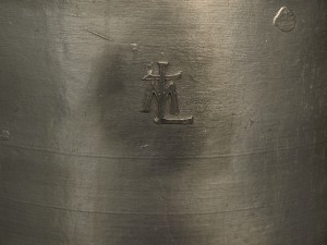 Die ebenfalls auf der Glocke befindlichen Buchstaben ML stehen für die Geburtsstätte der Glocke, das Kloster Maria Laach.