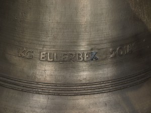 Die Bronze-Glocke trägt den Schriftzug KG Ellerbek 2014 auf der Vorderseite. 