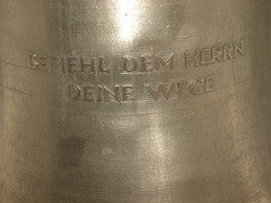 Auf der Rückseite befindet sich der Vers: „Befiehl dem Herren deine Wege“ (Psalm 37, 5)