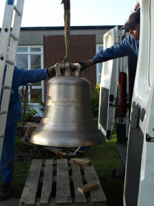 Die Spezialisten beförderten die Glocke sicher aus dem Transporter in den Glockenturm.