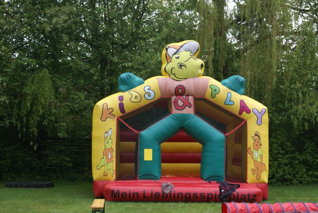 Die bunte Hüpfburg lädd zum Toben ein