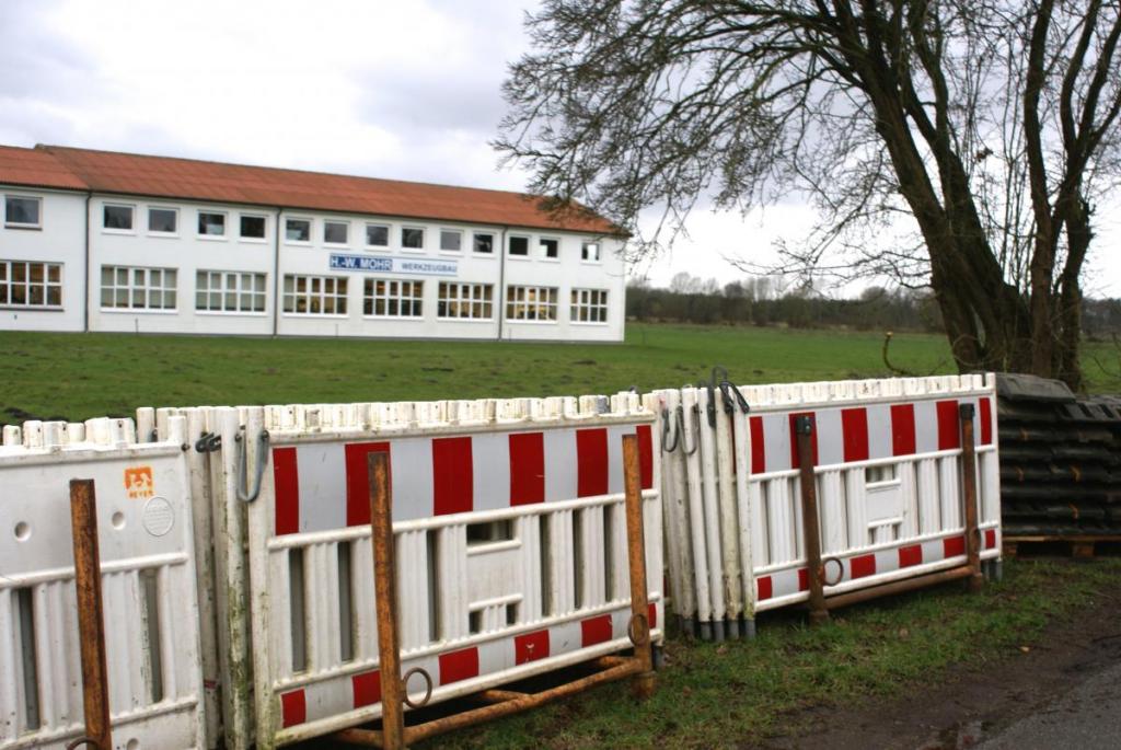 Absperrgitter warten auf ihren Einsatz