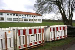 Absperrgitter warten auf ihren Einsatz