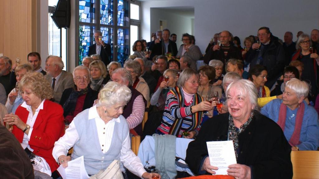 Die Gäste des Naujahrsempfangs stießen an