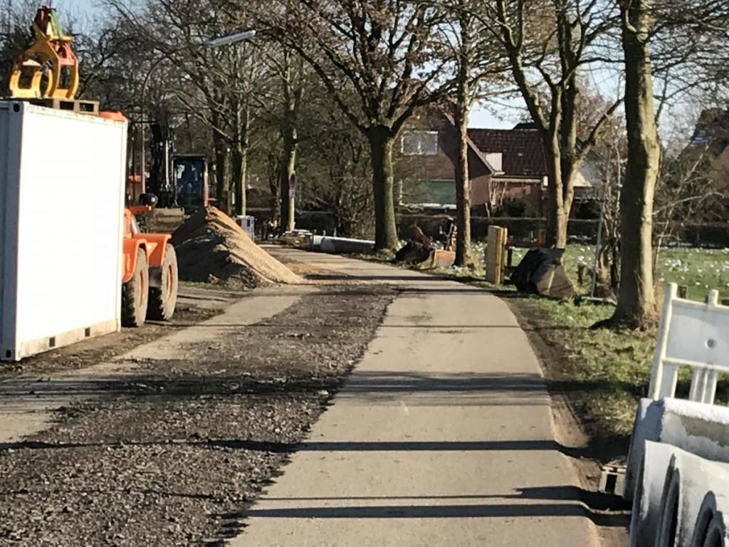 Die Aspahltdecke wurde teilweise entfernt