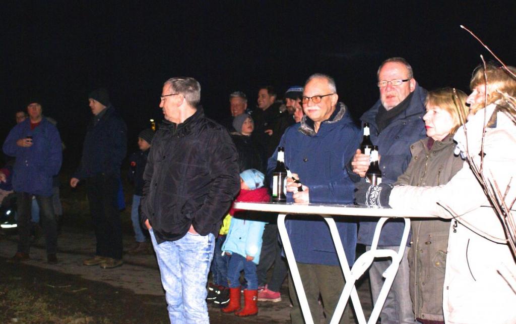 Bei kühlen Getränken und heißen Flammen ließ es sich bestens klönen