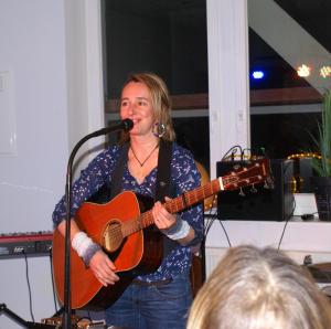 Zuerst trat Heather Fyson mit ihren selbstgeschriebenen Songs auf