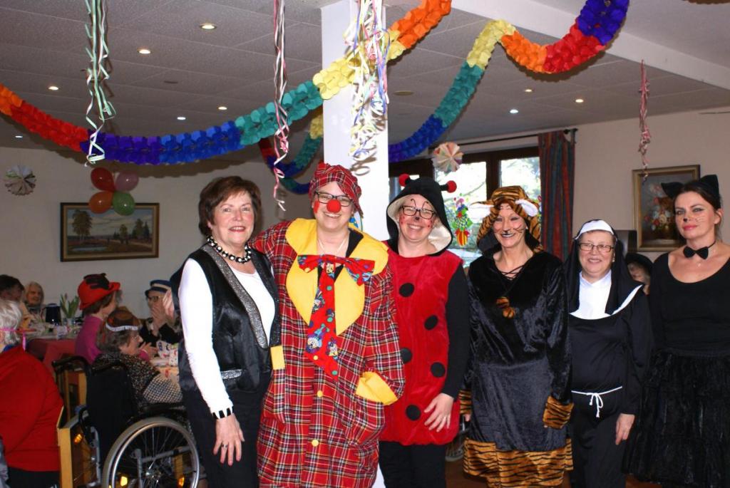 Das fröhliche Team des Fasanenhofs in bunten Kostümen