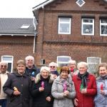 Vor ihrem alten Schulgebäude versammelte sich die Gruppe zum Klassentreffen (v.l.): Gerhard Hinz, Monika Zähringer, Udo Berndt, Ingrid Priebe, Peter Kühn, Heidi Köck, Ingeborg Topka, Wilfried Menzel und Frauke Repschläger