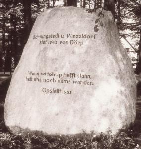 Im Jahr 1982 wurde der Gedenkstein ohne Wappen aufgestellt Foto: Heimatverein Bönningstedt