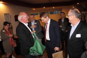 Ellerbeks Bürgermeister Günther Hildebrand (FDP) brachte ein Geschenk mit