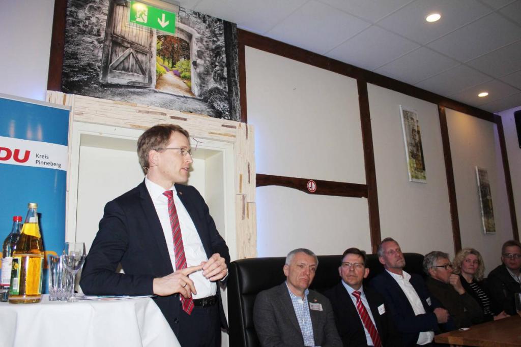 Daniel Günther hörte sich die Anliegen der Besucher aufmerksam an