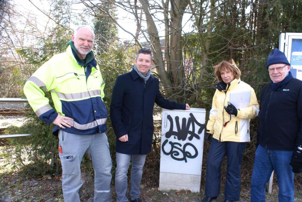 v.l.): Hochen Hell und Jannic Christensen von der SH Netz AG, Ilka Schmidt und Bernhard Brummund