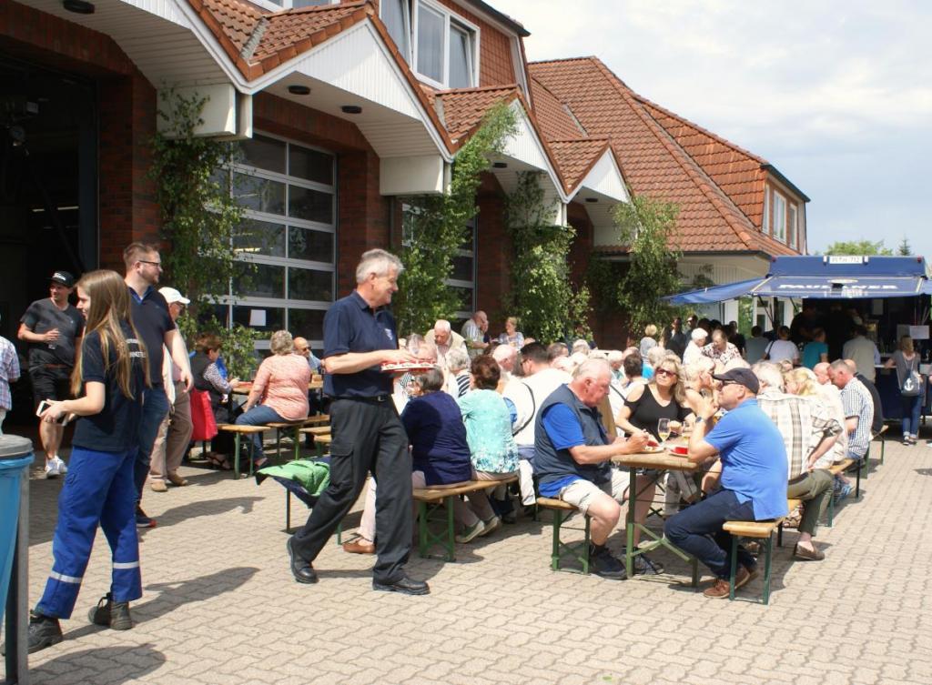An den langen Tischen wurden kalte Getränke genossen