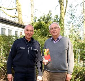 Referent Jörg Mangelmann mit Dr. Eckhard Johannes vom Seniorenbeirat