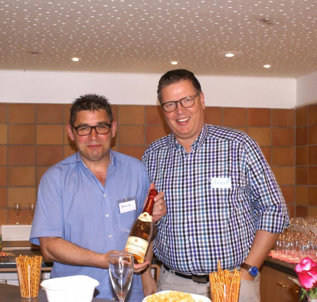Barkeeper: Frank und Frank schenkten prickelnde Getränke an die Besucherinnen aus