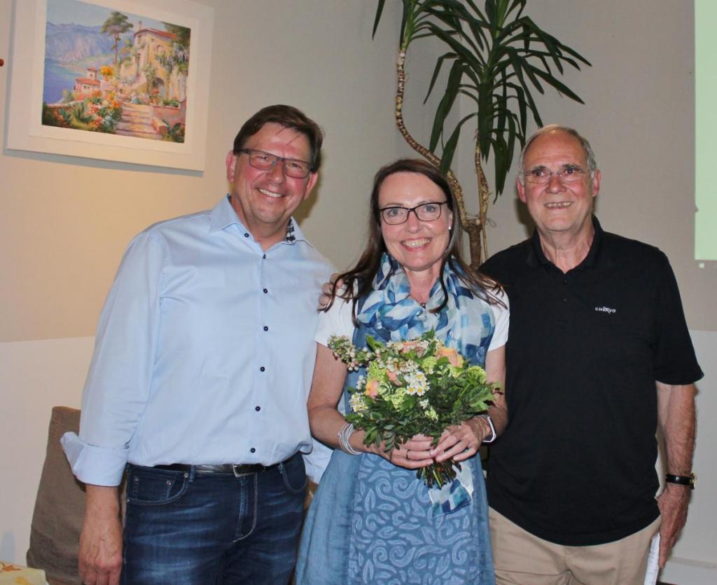 Max Kommorowski (li) und Rolf Lammert gratulieren Martina Kaddatz (CDU) zur Kreiswahl