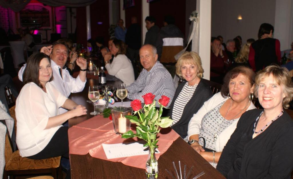 Die Rosen schmückten die langen Tische