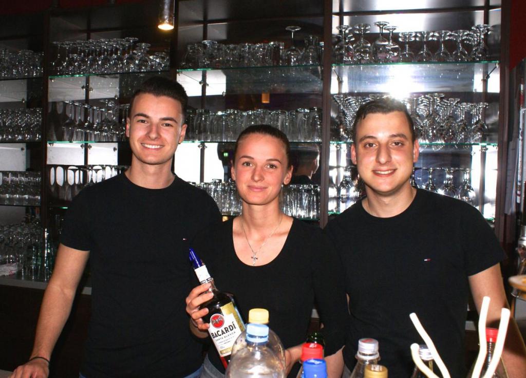 Das nette Team an der Bar versorgte die durstigen Tänzer