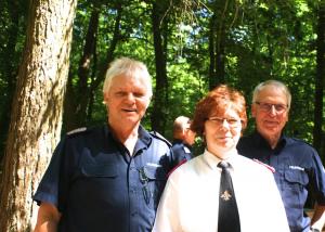 Wehrführer Thomas Krohn (li) mit Margarete Hoop, die seit 50 Jahren Mitglied des Musikzugs ist, und Mathias Deutschmann, seit 50 Jahren bei der Feuerwehr