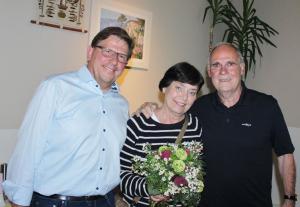 Max Kommorowski (li.) feiert mit Renate und Rolf Lammert