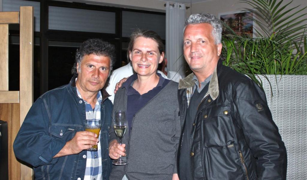 Auch Resy de Ruijsscher (Bündnis 90/Die Grünen) kam ins Montenegro und feierte mit Thomas von Sintern (li) und Jörg Gebert