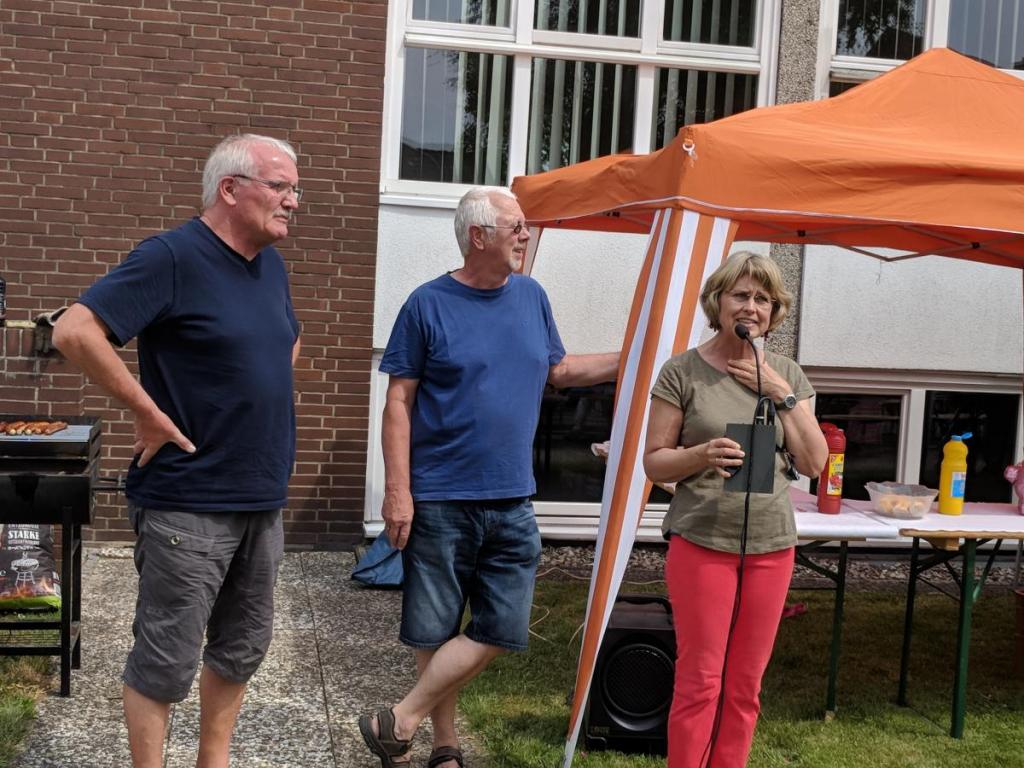 Ellerbek Hilft-Sprecher Jörg Schnelle (M.) begrüßte die Gäste, auch Pastorin Dr. Birgit Vočka und Bürgermeister Günther Hildebrand sprachen zu den Besuchern
