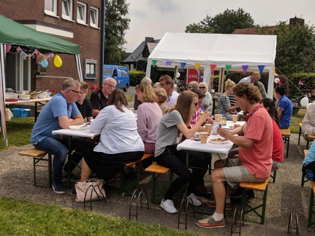 Fröhliches Beisammensitzen mit leckerem Essen