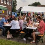 Fröhliches Beisammensitzen mit leckerem Essen