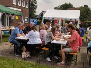 Fröhliches Beisammensitzen mit leckerem Essen