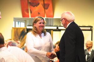 Bürgermeister Brummund (SPD) schwor die Gemeinderatsmitglieder, hier Petra Stapelfeld (FDP), auf ihre Tätigkeit ein
