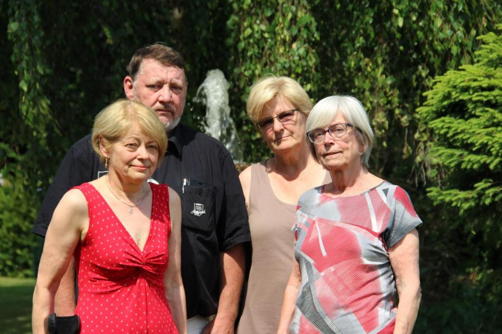 Sprachen mit dem Dorf-Geflüster (v-l.): Karin Deuticke-Thies, Dirk Wilke, Ute Meister und Ursel Meyer vom Chor Black Rose Gospel