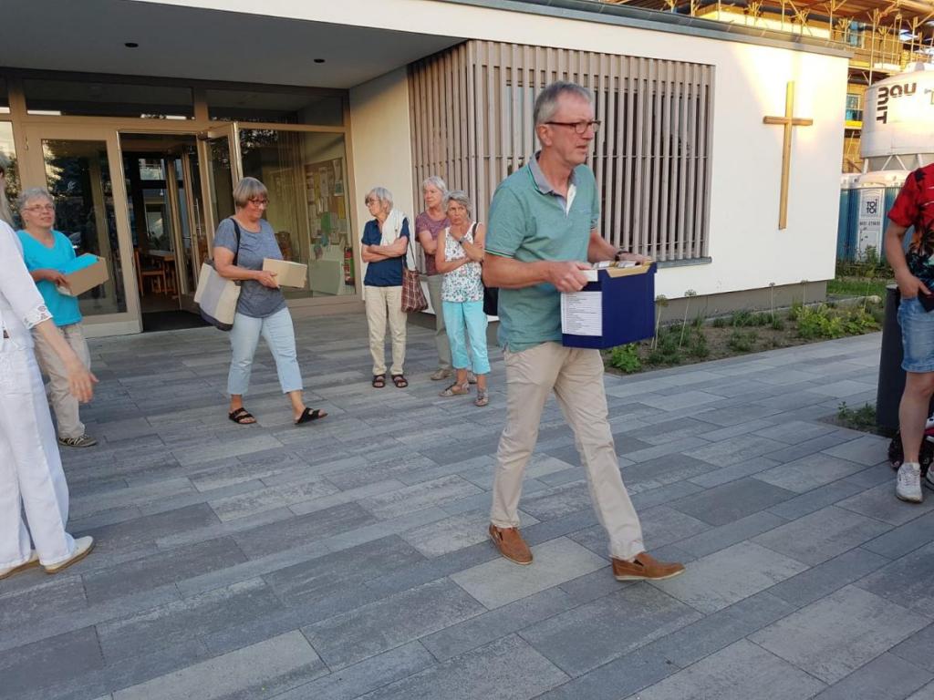 Die Chormitglieder trugen ihre Sachen aus der Kirche