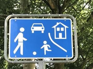 In Spielstraßen darf nur auf gekennzeichneten Flächen geparkt werden