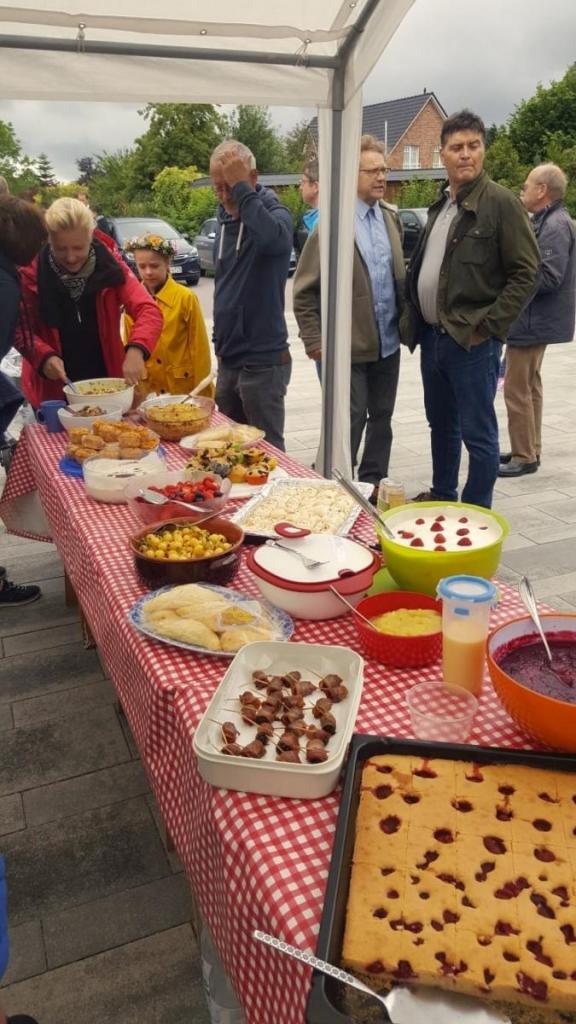 Das bunte Buffet machte Lust auf mehr… Foto: Willkommensteam Hasloh