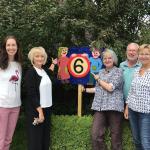 Das selbstgemalte Schild überzeugt auf niedliche Weise