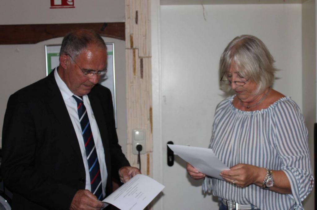Rolf Lammert wird von Ilse Bartsch als neuer Bürgermeister vereidigt