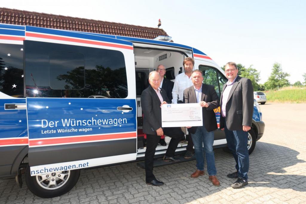 Große Freude bei der Scheckübergabe