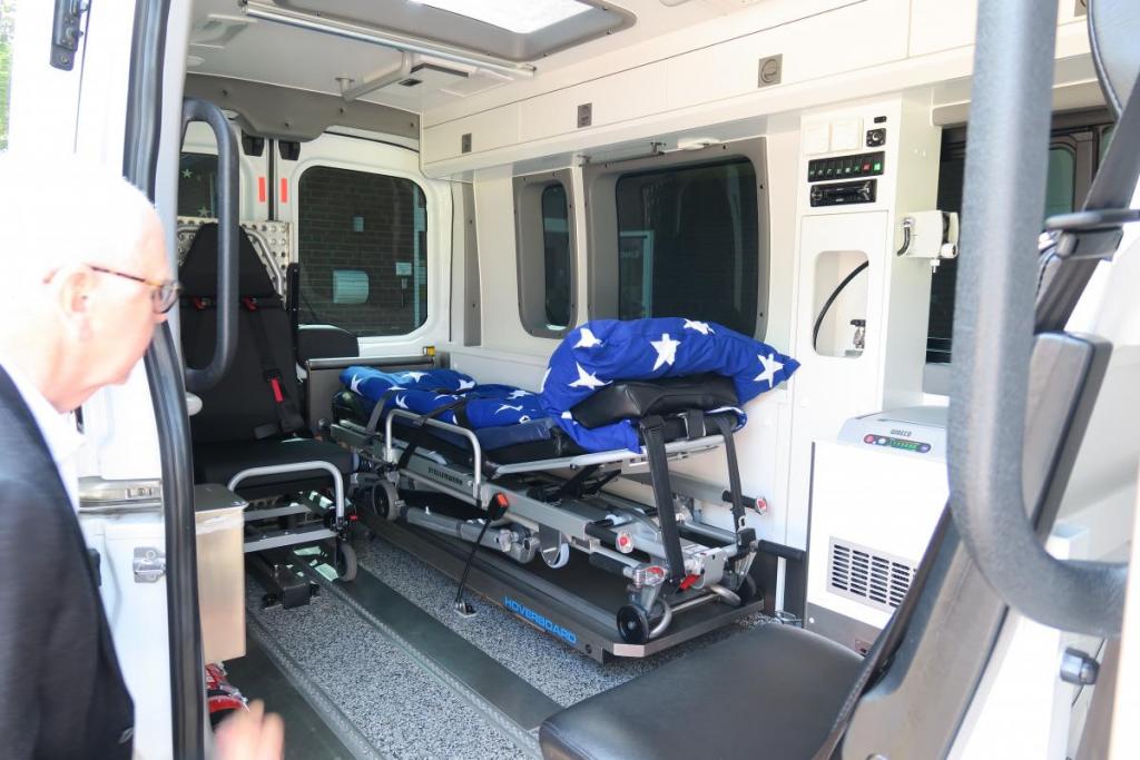 Der Wagen ist aufwändig ausgestattet, um einen sicheren Transport der Patienten zu ermöglichen