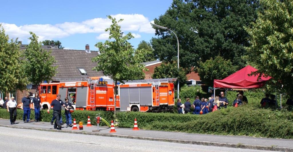 Von der Straße aus zu sehen: Die Jugendfeuerwehren im Einsatz an der Schule