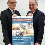 Dr. Stephan Kronenberg (re.) und Jan Köber von der Sparkasse Südholstein rufen zur Bewerbung auf