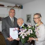 Damals noch amtierender Kreistagspräsident Burkard E. Tiemann, Heinz Oertel und Tochter Gisela