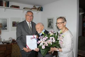 Damals noch amtierender Kreistagspräsident Burkard E. Tiemann, Heinz Oertel und Tochter Gisela