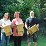 Neele Holthausen (li.) überreichte die Fledermauskästen an Monika Hutny und Sohn Tobias
