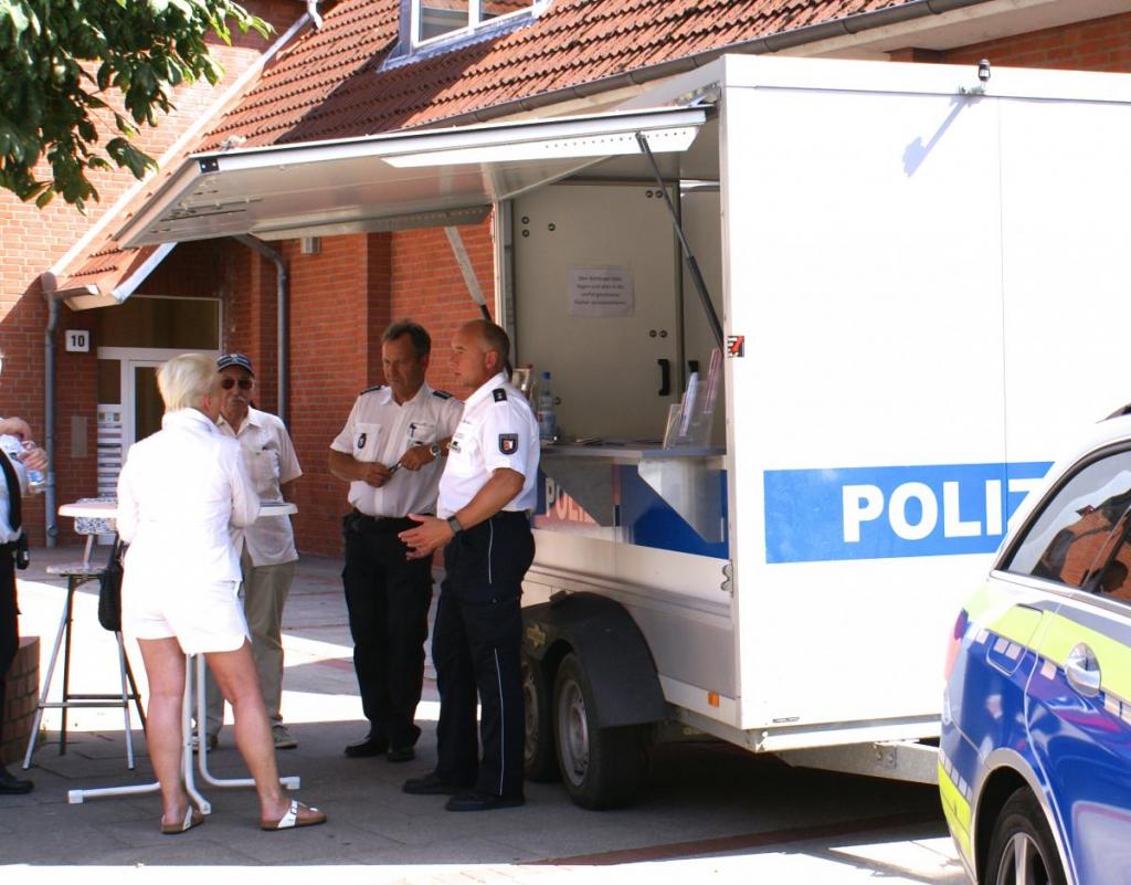 Die Bürger nutzen die gelegenheit, um mit den Beamten ins Gespräch zu kommen