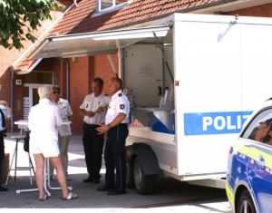 Die Bürger nutzen die gelegenheit, um mit den Beamten ins Gespräch zu kommen