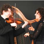 Johanna Seitz, Barockharfe und Christoph Mayer, Barockvioline, spielen in der Drostei