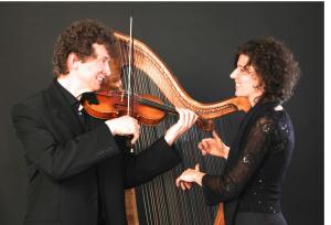 Johanna Seitz, Barockharfe und Christoph Mayer, Barockvioline, spielen in der Drostei