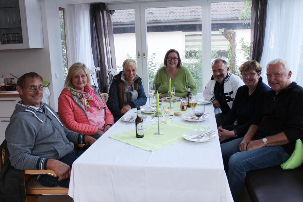 Drinnen klönten (v.l.): Bernd Ostermann, Petra Wiechers Jahn, Marina Ostermann, Bronia Wehrhahn, Steffen Jahn, Regine Hildebrand und Helmut Timm
