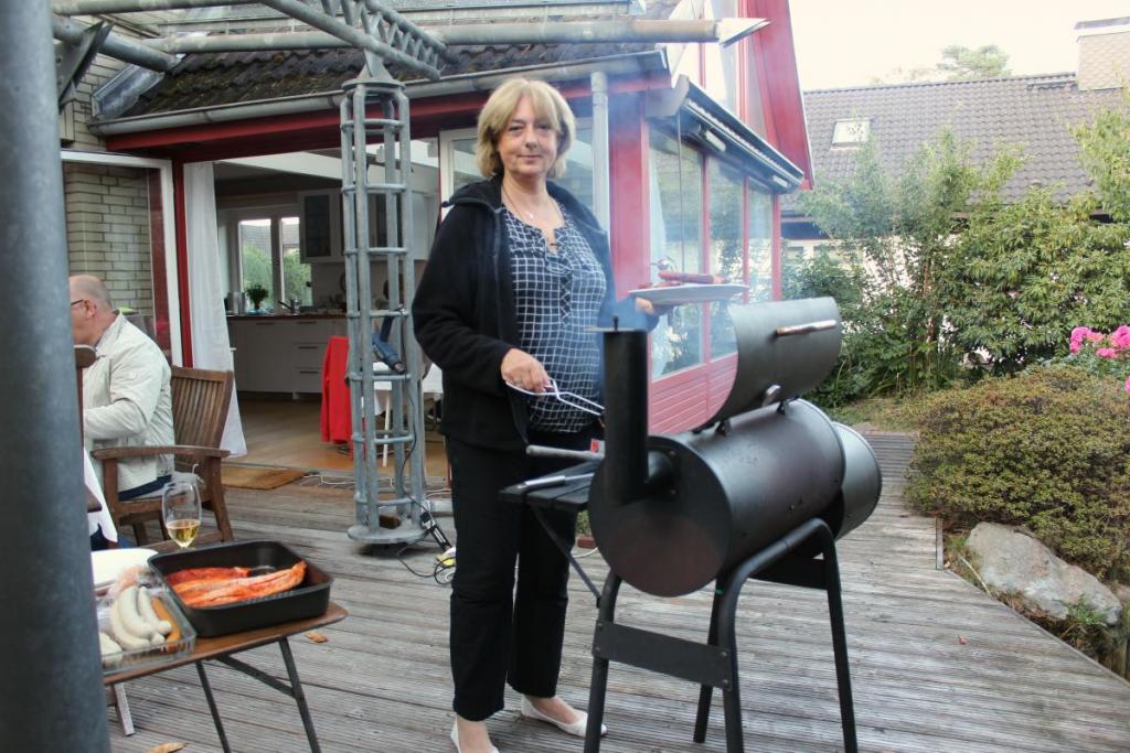 Monika Böhnert löste ihren Mann am Grill ab